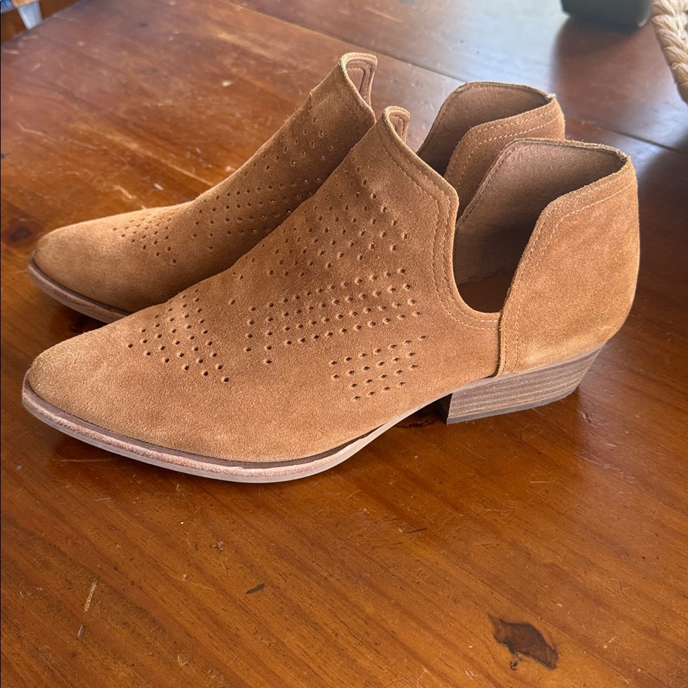 Gianni Bini Taupe Suede Ankle Boots in excellent condition. Size 10